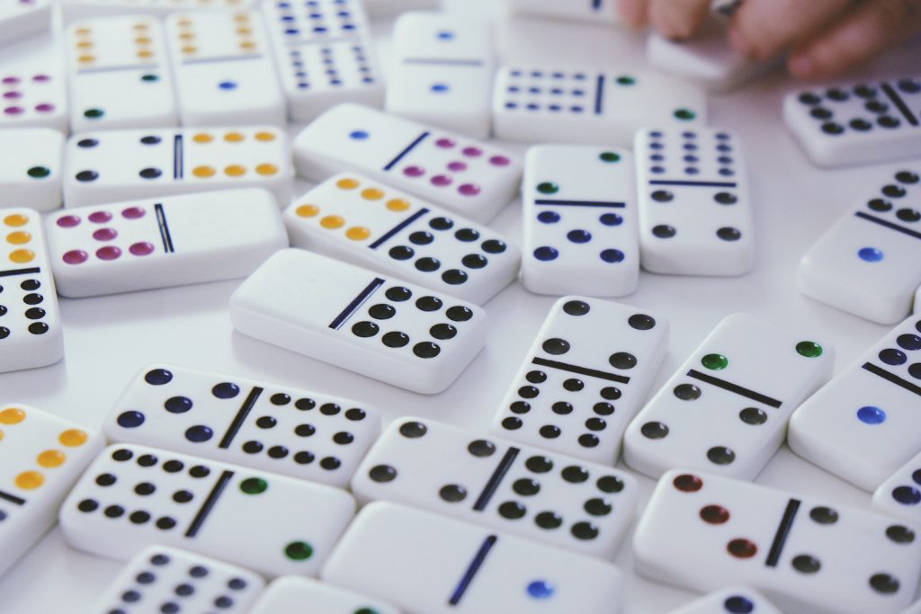 jouer aux dominos